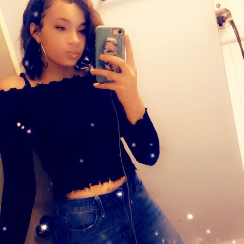 Black off the shoulder top🖤